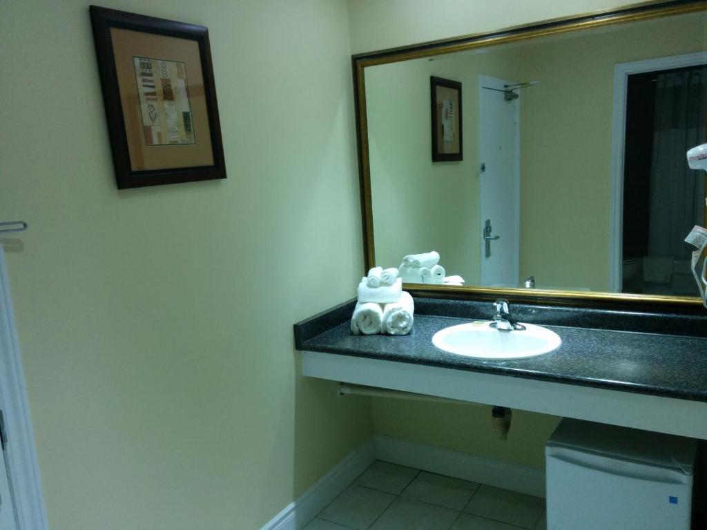 Knights Inn Orangeville Room photo